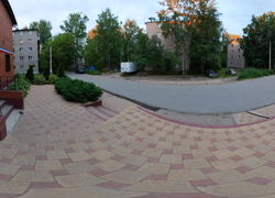 У кафе Париж